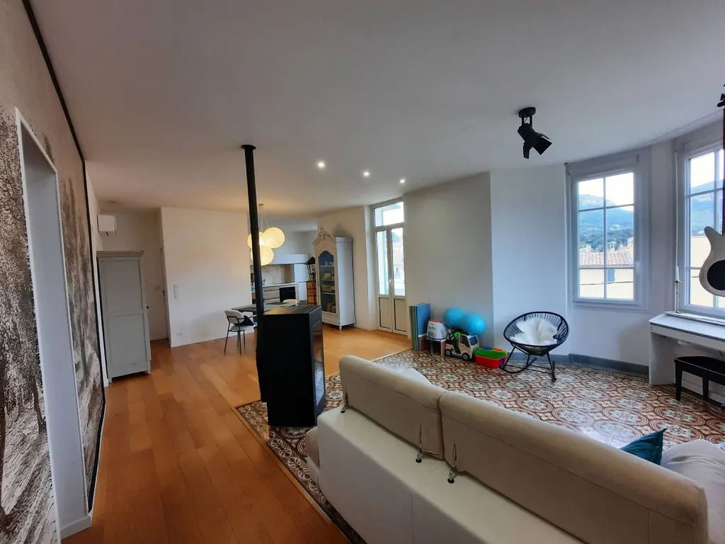 A vendre appartement T3/4 Cassis en dernier étage d'une maison des années 30 avec balcon vue sur le Cap Canaille 