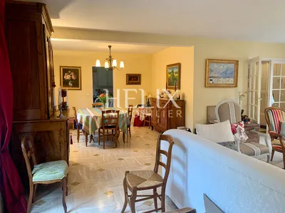 Située à Saint Germain en Laye, à deux pas du Lycée International une maison pleine de charme 7 pièces 4 chambres de 176m2 