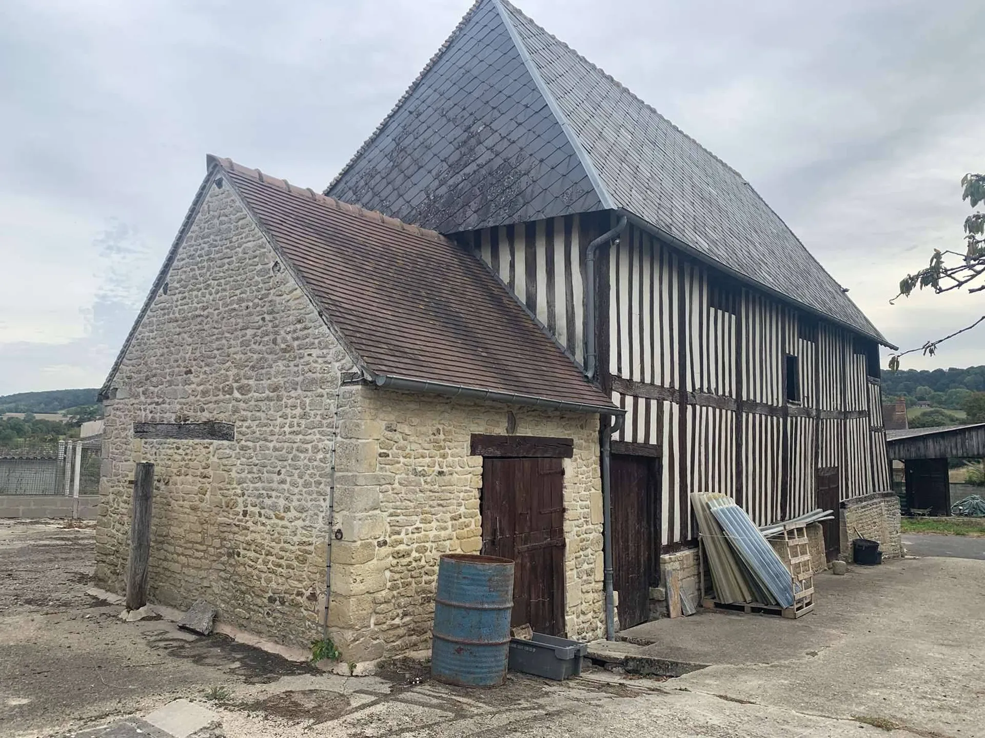A VENDRE - Dans la région de SAINT PIERRE SUR DIVES (CALVADOS) corps de ferme avec 6 ha 90 a de terrain en bordure d'une rivière