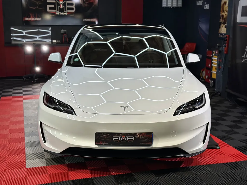 spécialiste du DETAILING sur Lyon Traitement céramique Tesla model 3 