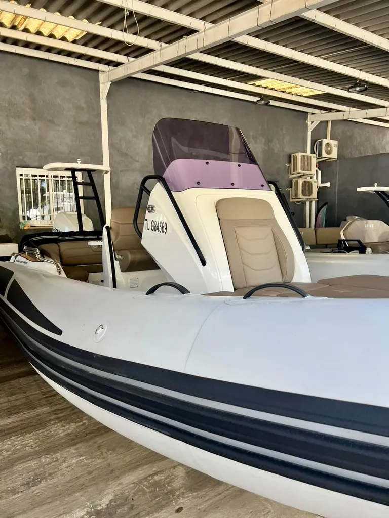 Vente d'un semi-rigide Grand Boats Golden Line G680 occasion avec moteur 150 CV disponible à La Londe les Maures proche de Hyères
