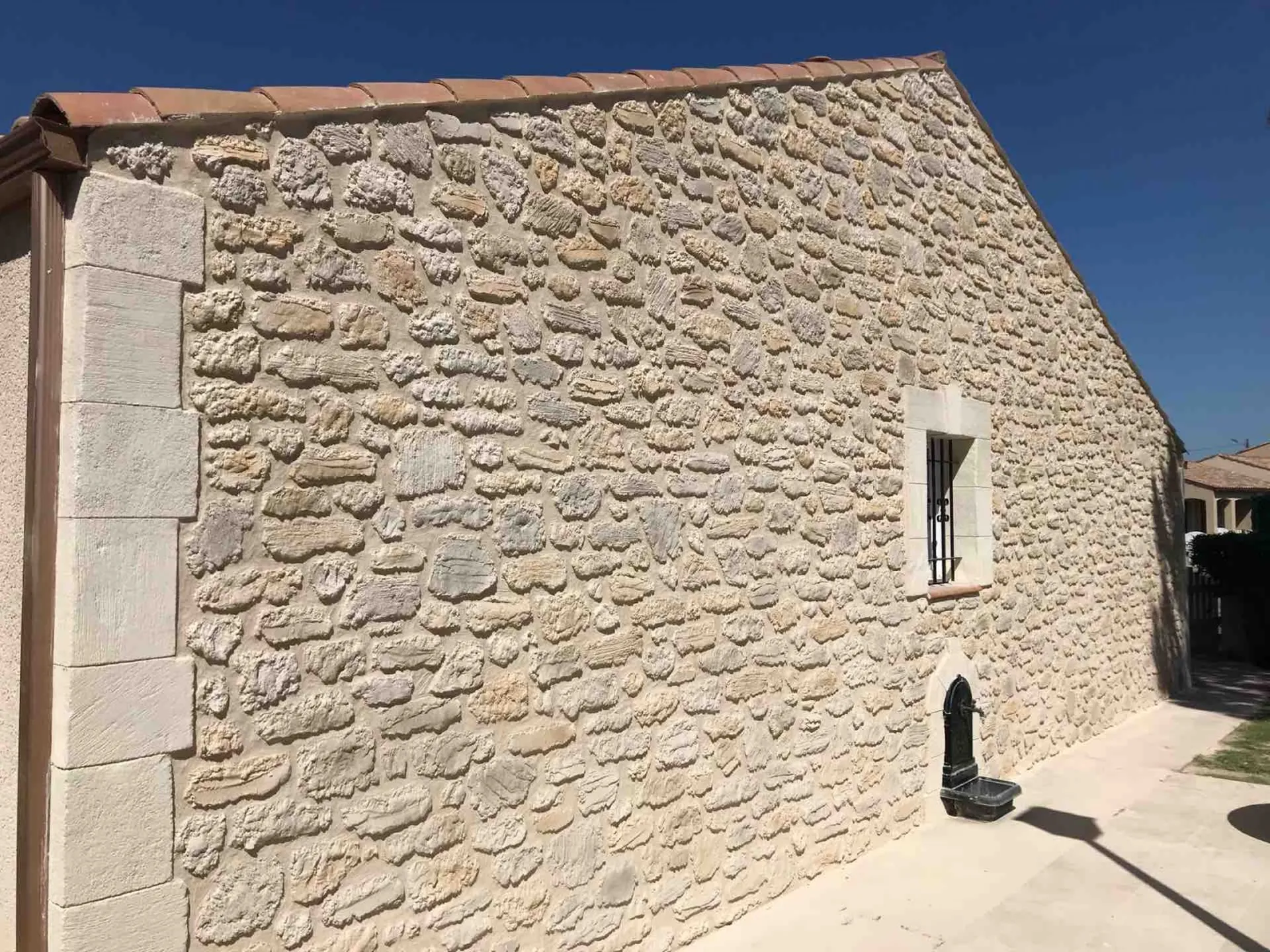Rénovation d’une façade en pierre à Marseillan proche de Sète