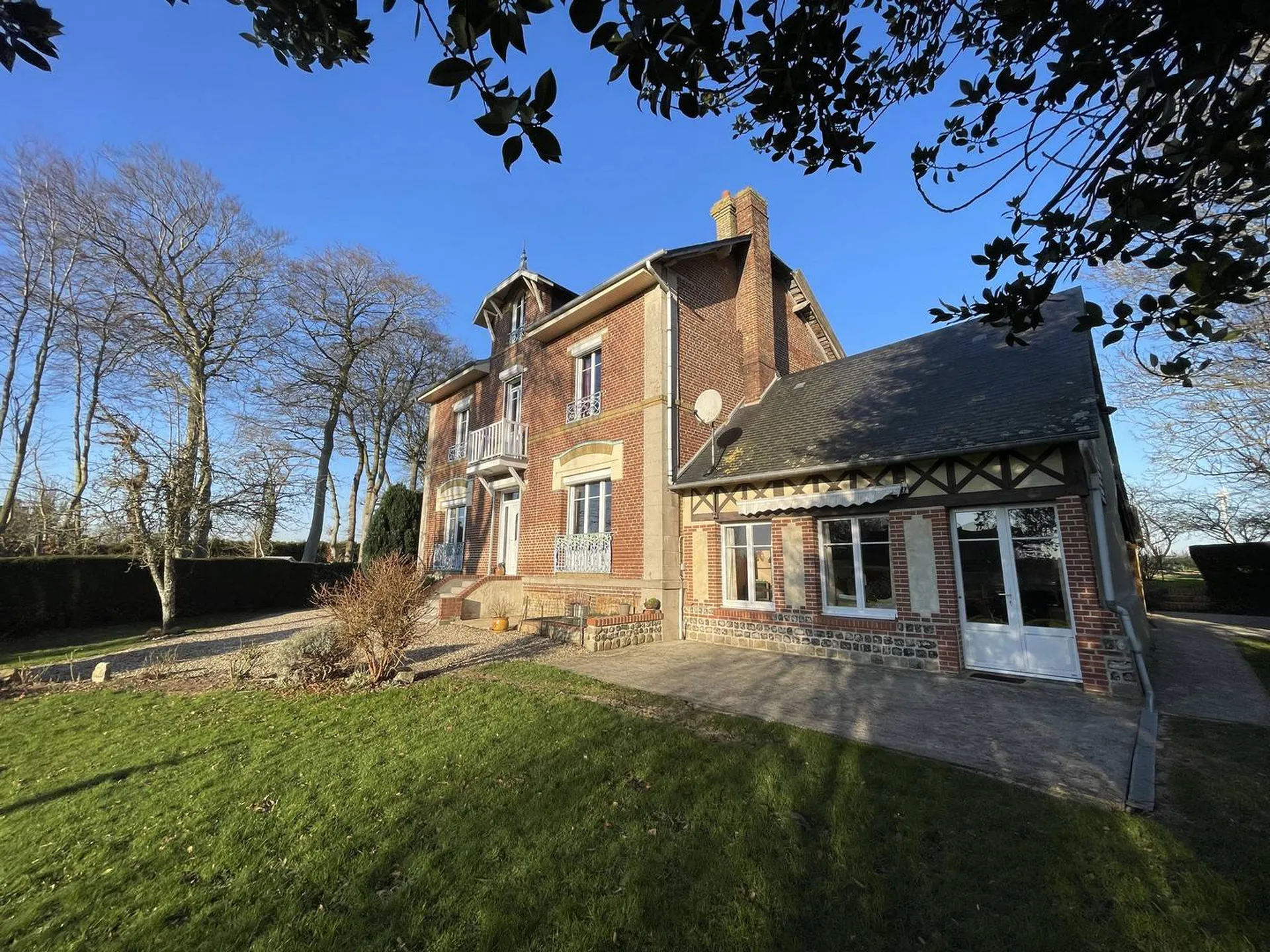 **Maison de Maître à vendre** : Découvrez cette demeure du XXe siècle de 217 m², proposée par Terres Et Demeures De Normandie à Dieppe.