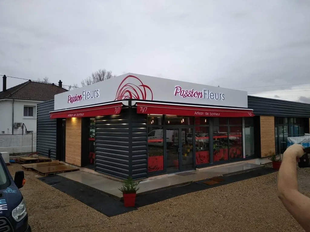 Pose de lettres PVC relief avec éclairage indirect par leds basse tension pour un habillage complet du bandeau façade d'une fleuriste Passion Fleurs à Villefranche sur Saône