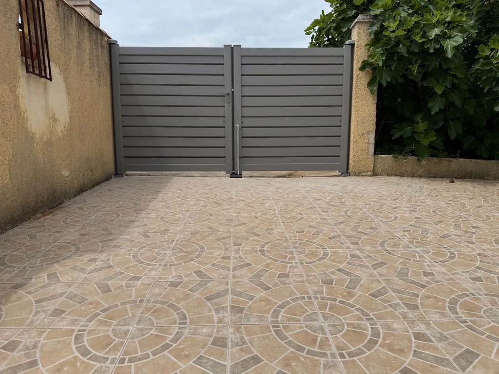 Pose d'un portail Kostum Modèle Litenn sur Sausset les Pins