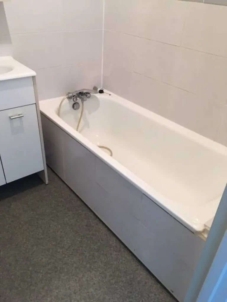 Remplacement d'une baignoire par douche sécurisée pour sénior à Brignoles, Var (83)