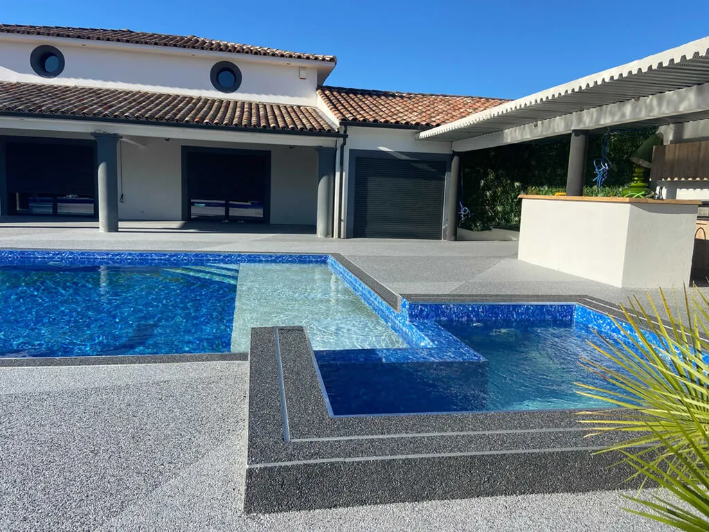 Plage de piscine avec moquette de pierre verticale et horizontale