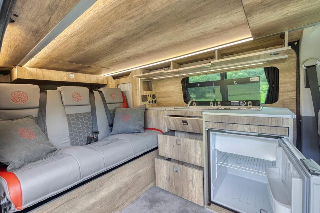 Spécialiste aménagement intérieur VW T6.1 Long full options à Annecy : transformation van premium en Haute-Savoie