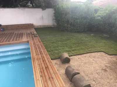 Aménagement d'un jardin avec du gazon en plaque à Villeneuve les Avignon