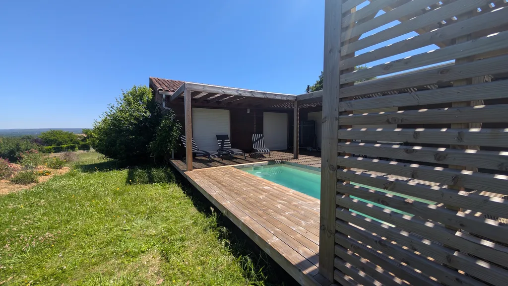 Terrasse en bois résineux Thermo'Pin et pergola Douglas sur mesure autour de piscine à Vaïssac en Tarn-et-Garonne