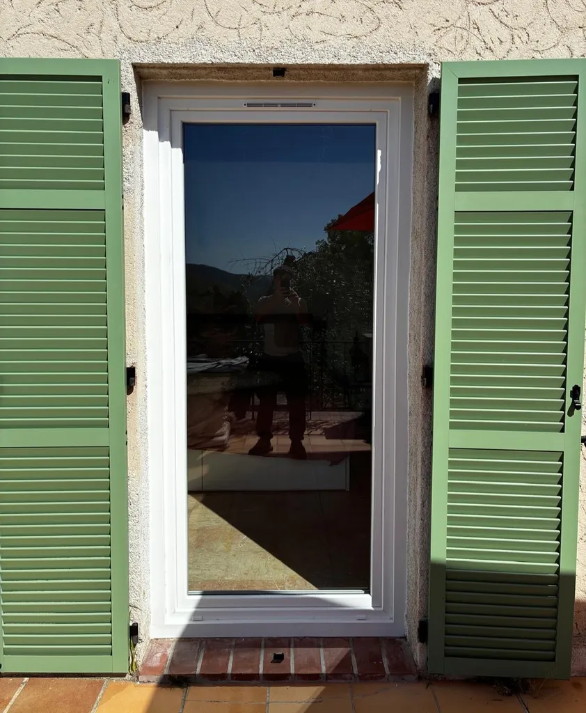 Pose d’une fenêtre PVC PREMIO PLUS 74 1 vantail avec double vitrage performant à Contes.