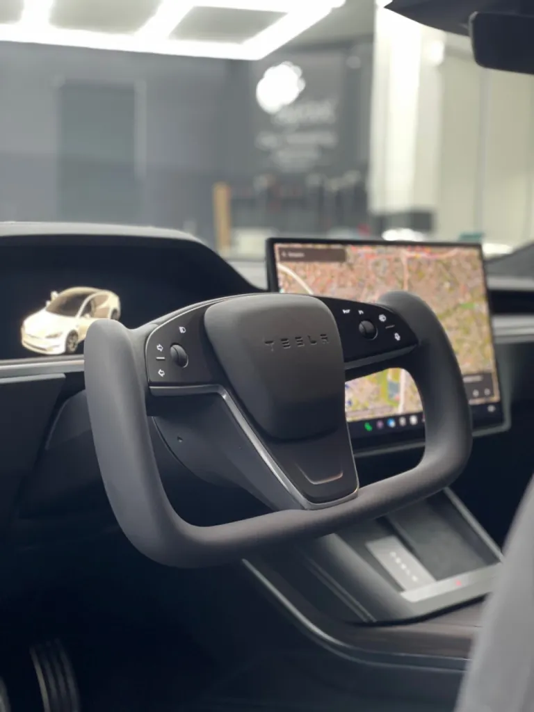 Pose d’un film de protection PPF XPEL sur la nouvelle Tesla S Plaid à Antibes près de Cannes sur la Côte d’Azur.