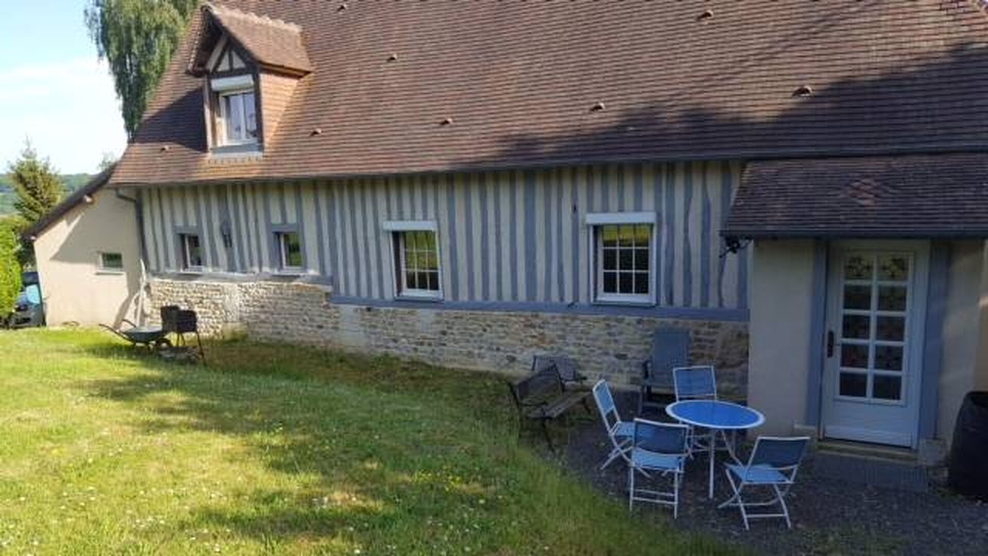 A découvrir charmante maison en colombage sur un terrain de 1450 m² située au coeur du Pays d'Auge 14