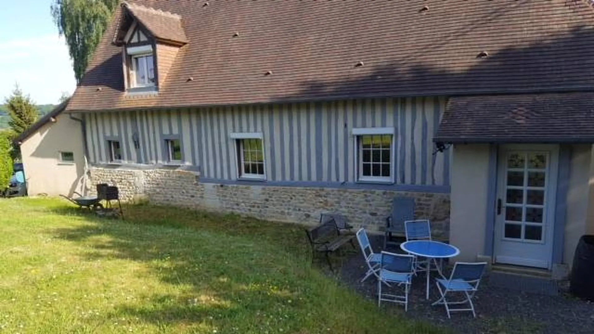 A découvrir charmante maison en colombage sur un terrain de 1450 m² située au coeur du Pays d'Auge 14