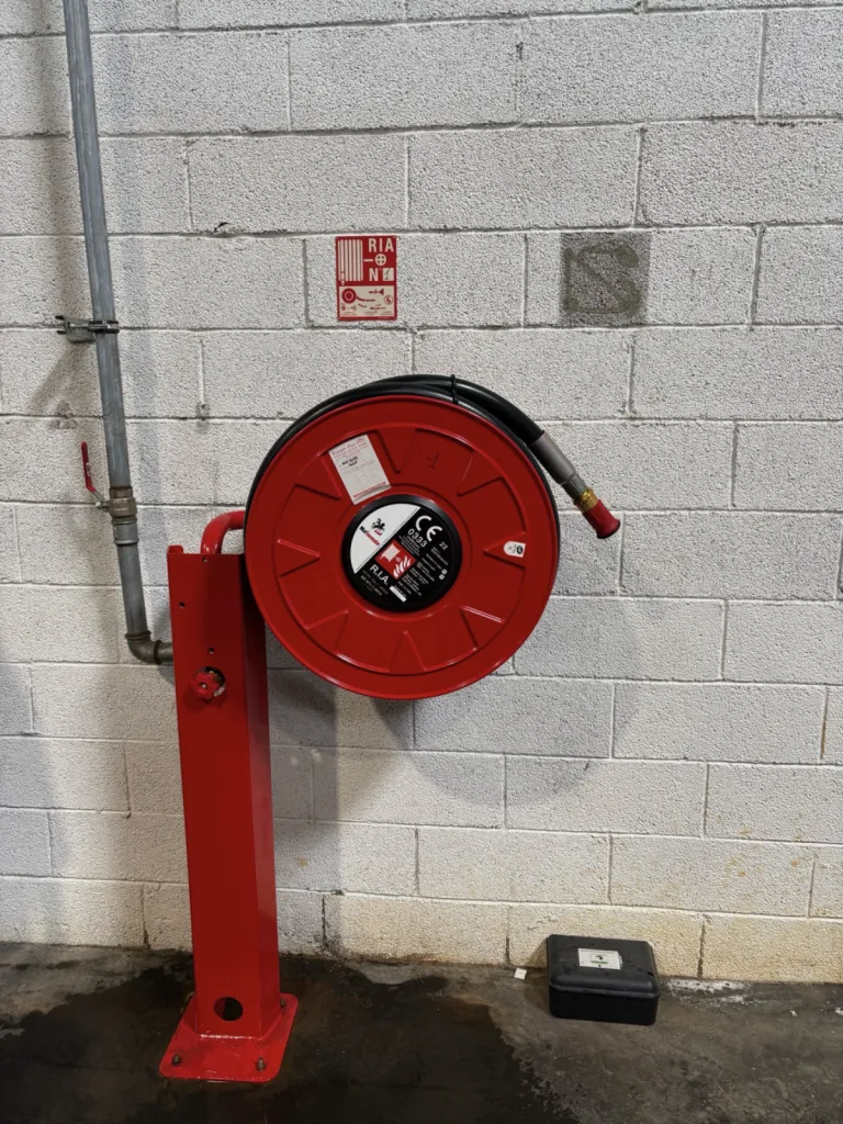 Remplacement complet d’un robinet incendie armé (RIA) défectueux sur un site industriel à Vitrolles dans les Bouches du Rhône, conforme aux normes incendie.