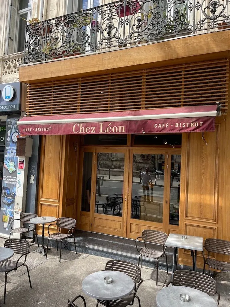 Créer une devanture en bois massif chaleureuse et élégante pour valoriser votre restaurant ou café-bistrot à Marseille