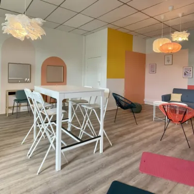 Vue générale de l’aménagement d’une salle de convivialité à Bordeaux, pensée pour les jeunes filles de l’EPIDE, par l’Atelier D. architecte d’intérieur à Bordeaux