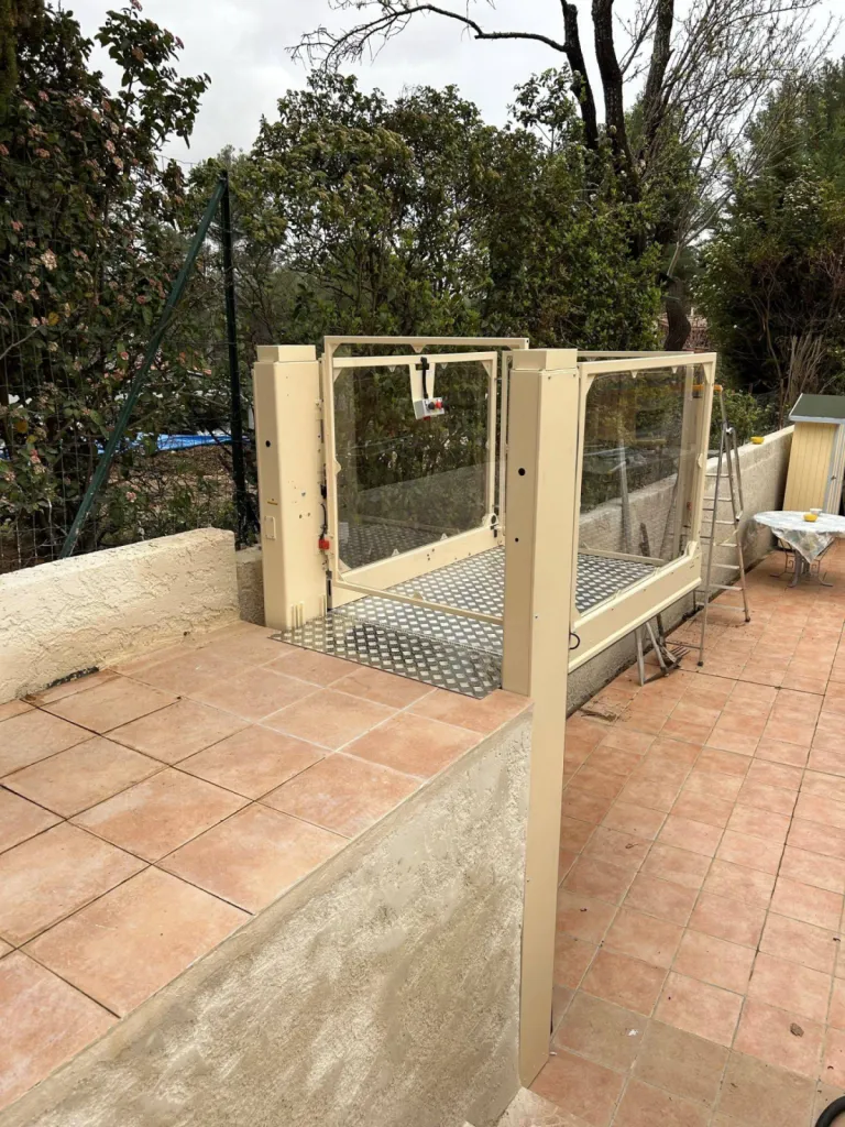 En position haute, le dessous de la plateforme élévatrice Strategos en extérieur sur 2 niveaux à Marseille est acessible