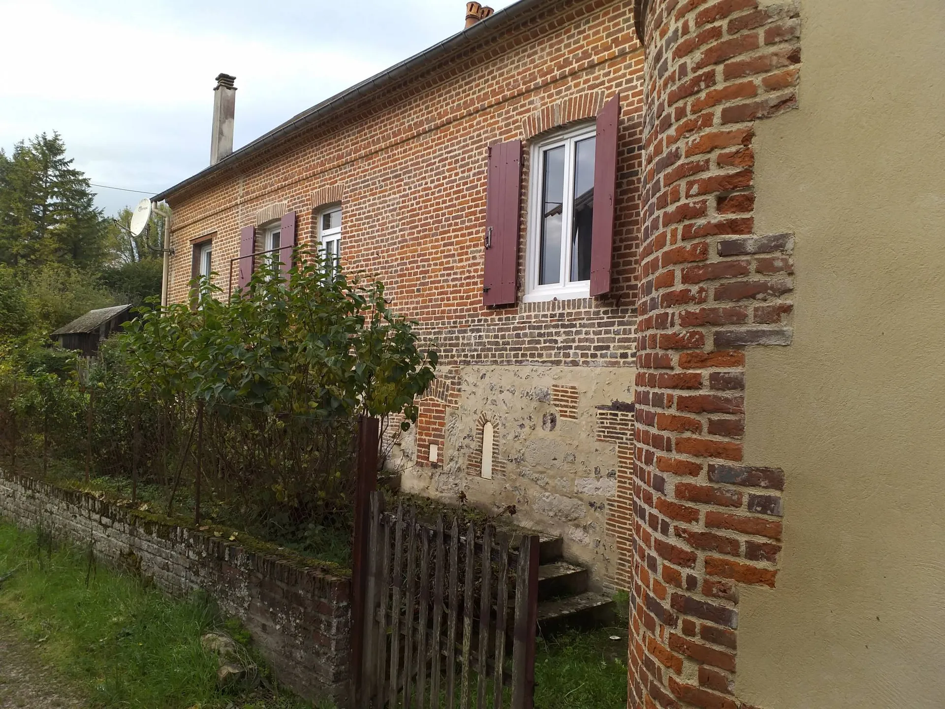 Ensemble de deux maisons en briques et silex, région Lisieux, Calvados 14.