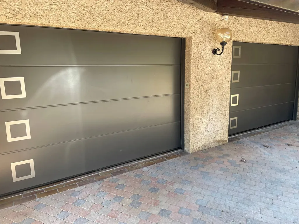 PORTE DE GARAGE POSE PAR AVM AVEC INSERT INOX