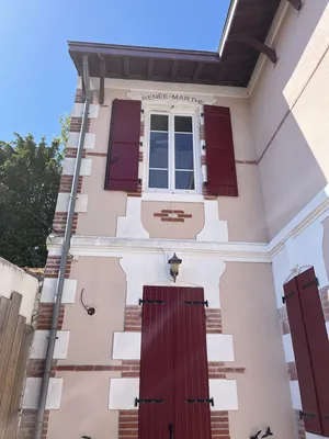 Gravure sur mesure en pierre massive sur façade de maison particulière à Arcachon – Intervention rapide