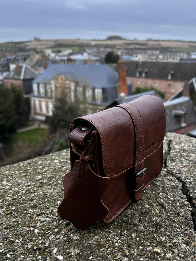 L'Essentiel Tabac de Paul Marius, petit sac cuir disponible chez Evasion Eu