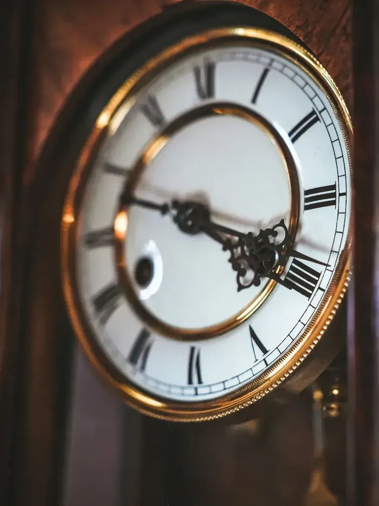 Réparation et restauration d’horloges anciennes à Montpellier : comprendre les différents types d’horloges et leurs mécanismes avant une intervention