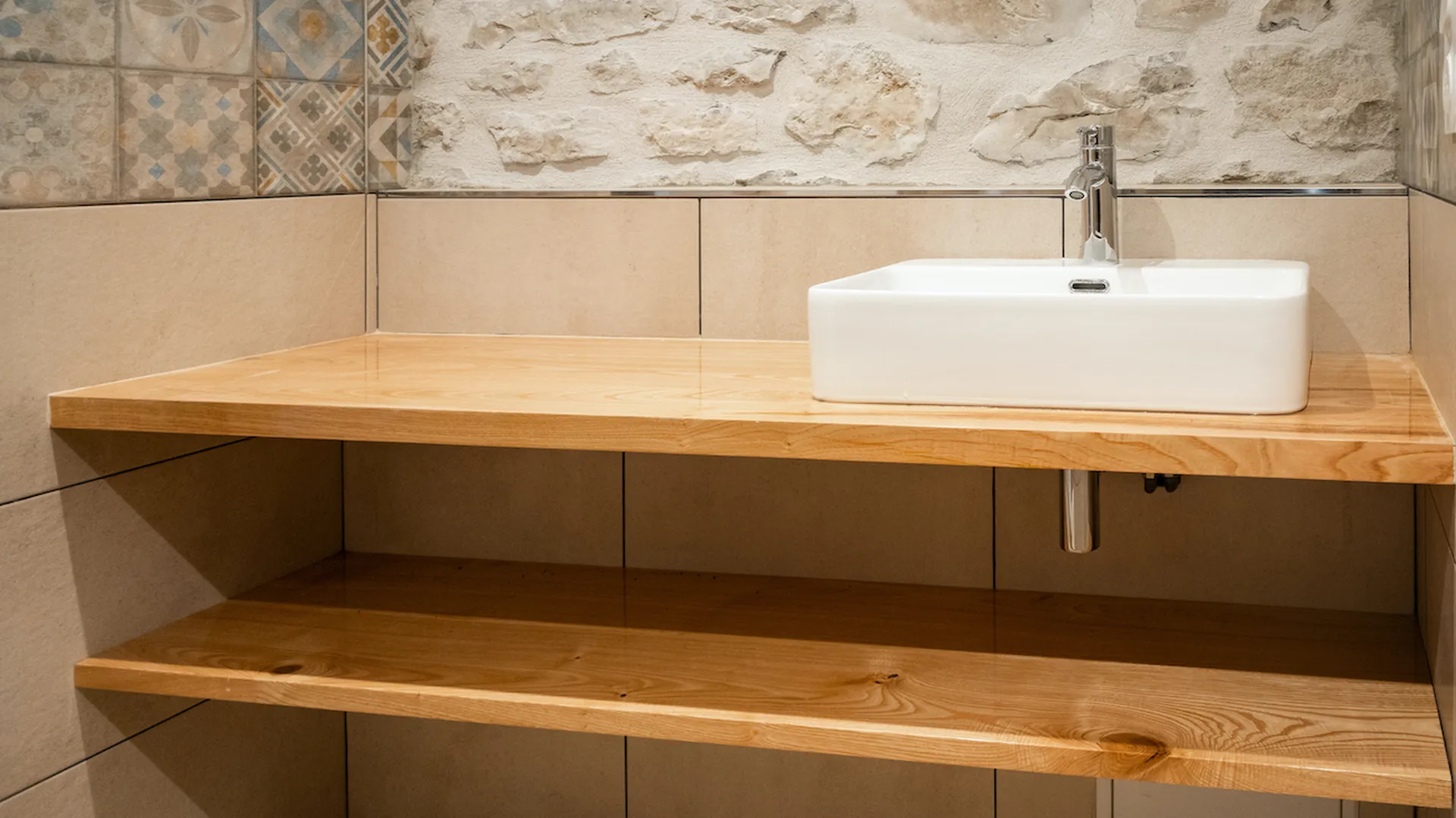 Aménagement de salle de bain à Labeaume en Ardèche : une création sur mesure signée par Willy Menuiserie.