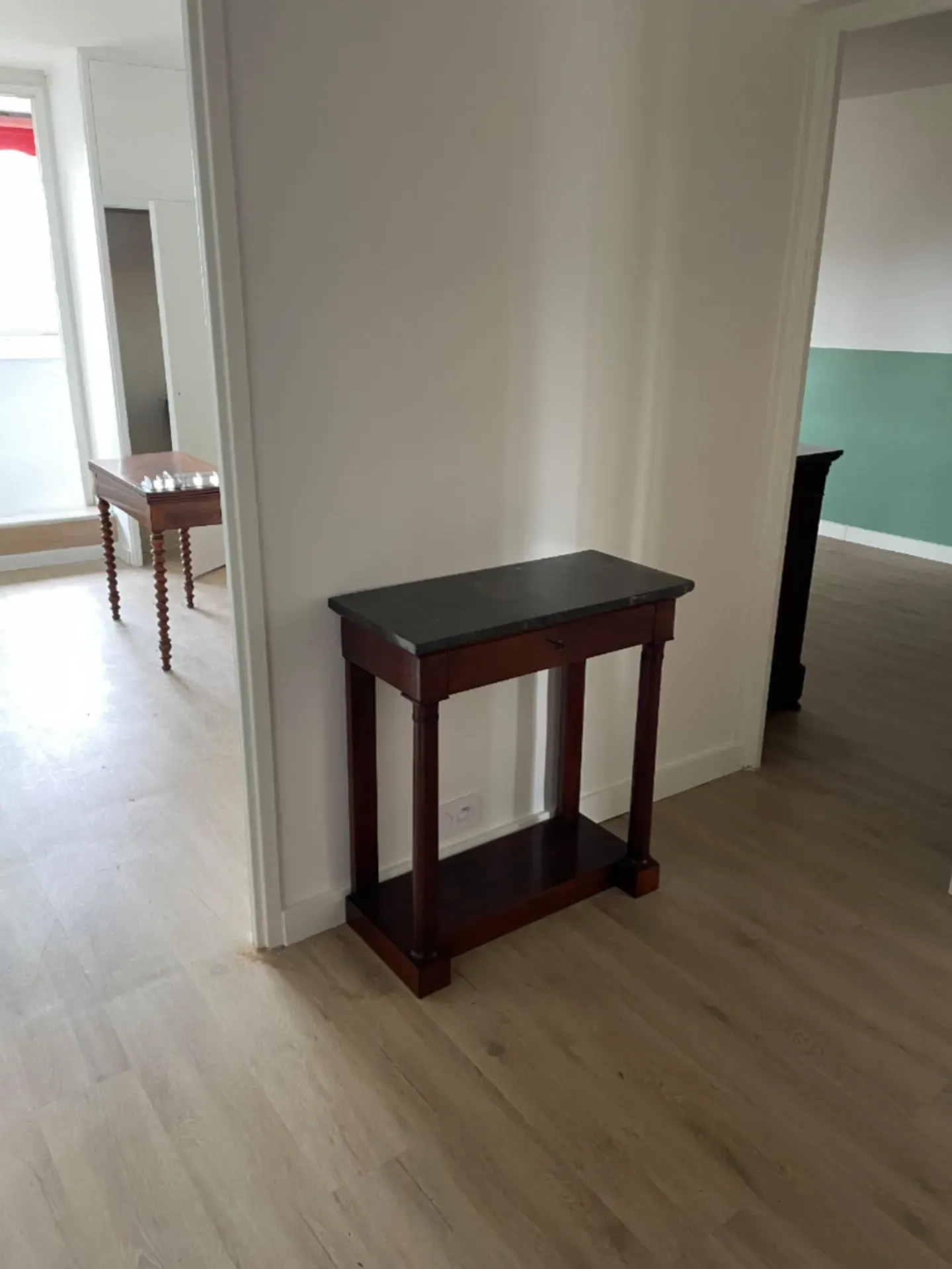 Salon modernisé après rénovation avec finitions soignées