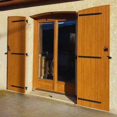 Dépose et pose d'une porte fenêtre et de volets en PVC imitation bois à Andrézieux-Bouthéon dans la Loire par 3 Baies