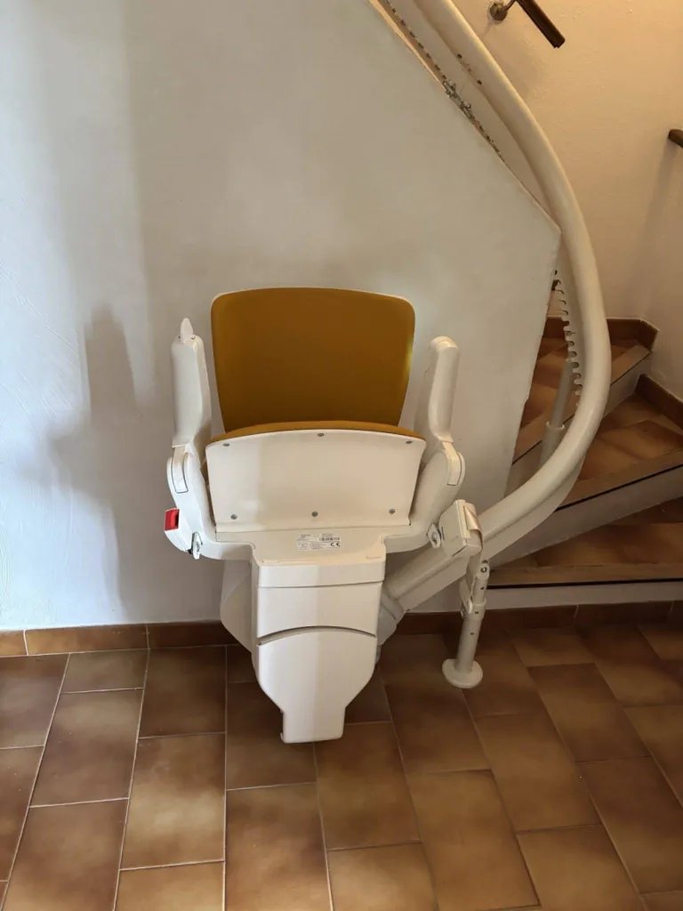 Parking à 180° pour le départ de ce fauteuil monte escalier OTOLIFT Smart dans cet escalier intérieur 2/4 tournant entre Manosque et Forcalquier