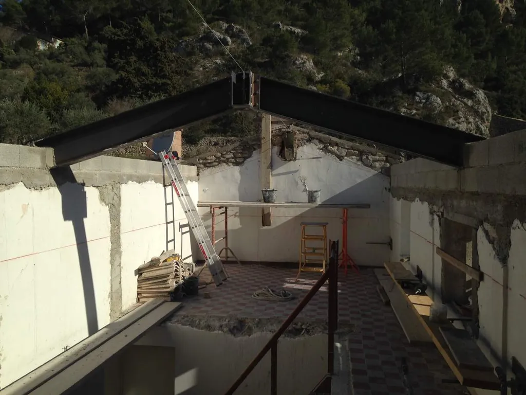 Rénovation maison de village à Fontaine de Vaucluse - mise en place charpente métal