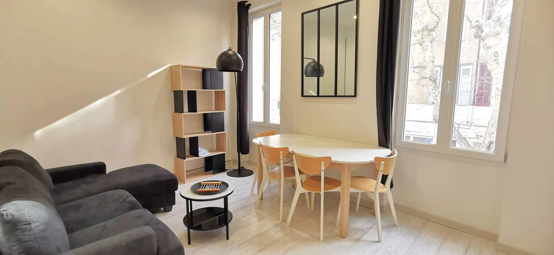 A  vendre immeuble Aubagne centre ville  composé d'un local et 4 appartements
