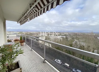 Large balcon au calme 