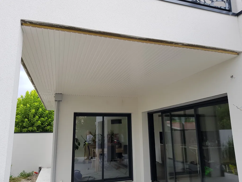 Fourniture et pose d'un plafond en lambris PVC pour une terrasse couverte à Saint-André-de-Cubzac 33240