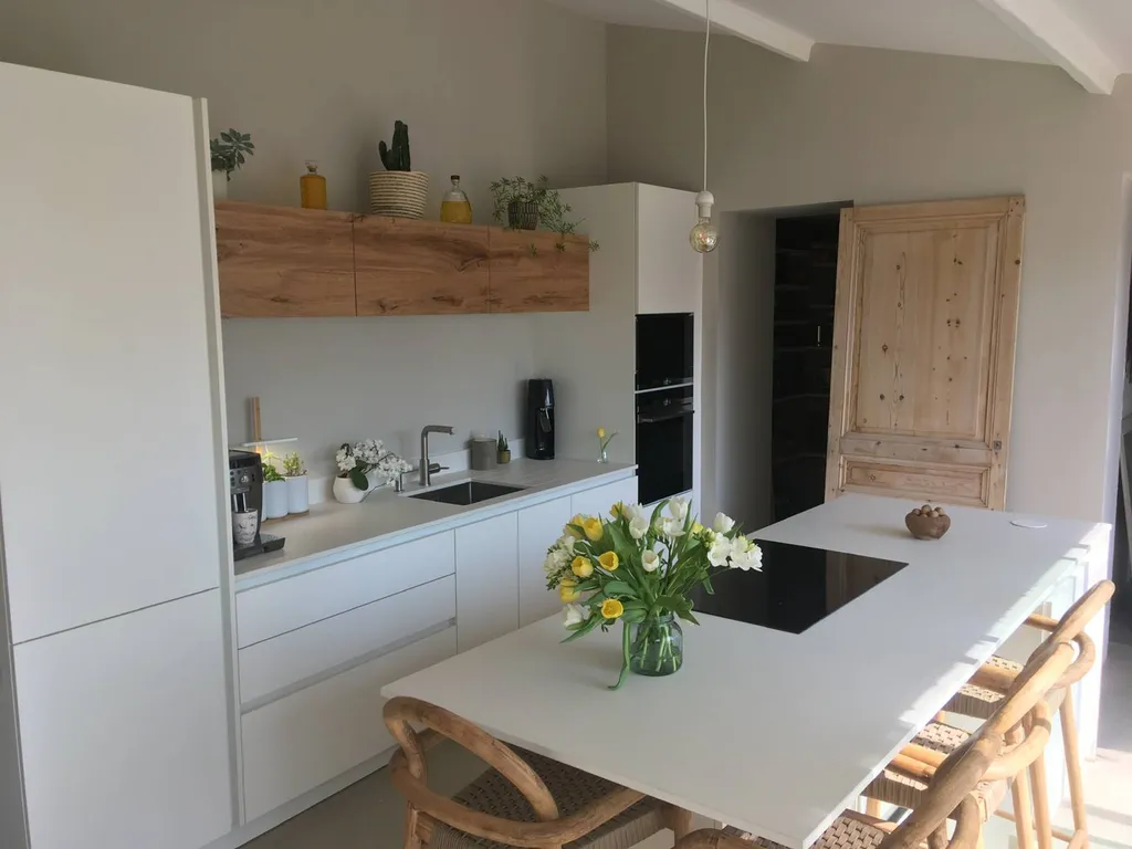 Aménagement d'une cuisine équipée avec électroménager intégré à Lyon