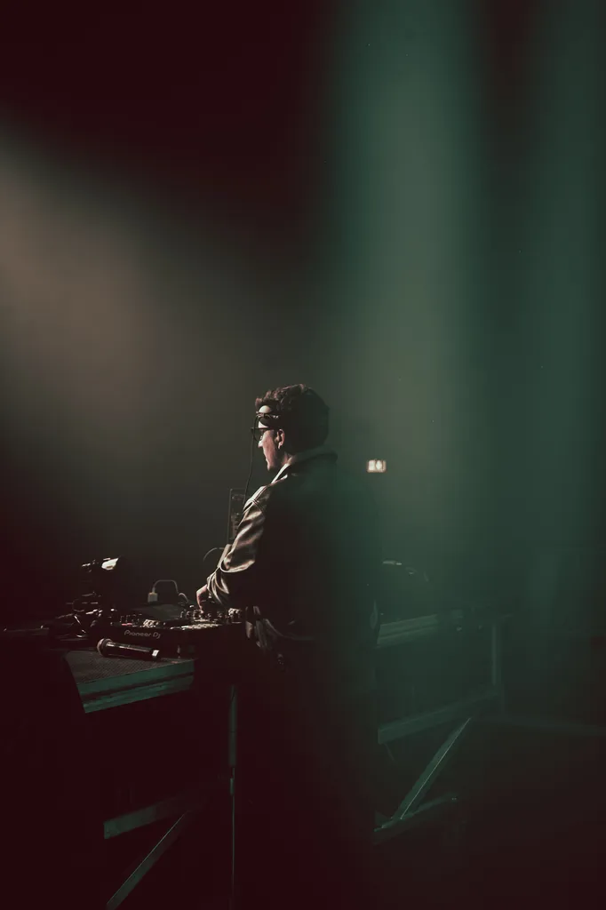 DJ en prestation lors d’un séminaire d’entreprise à Toulouse avec installation sonore et éclairage pour événement corporate.