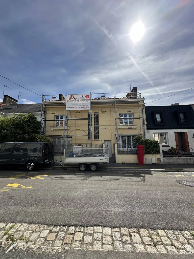 Installation d'un échafaudage pour sécurité chantier