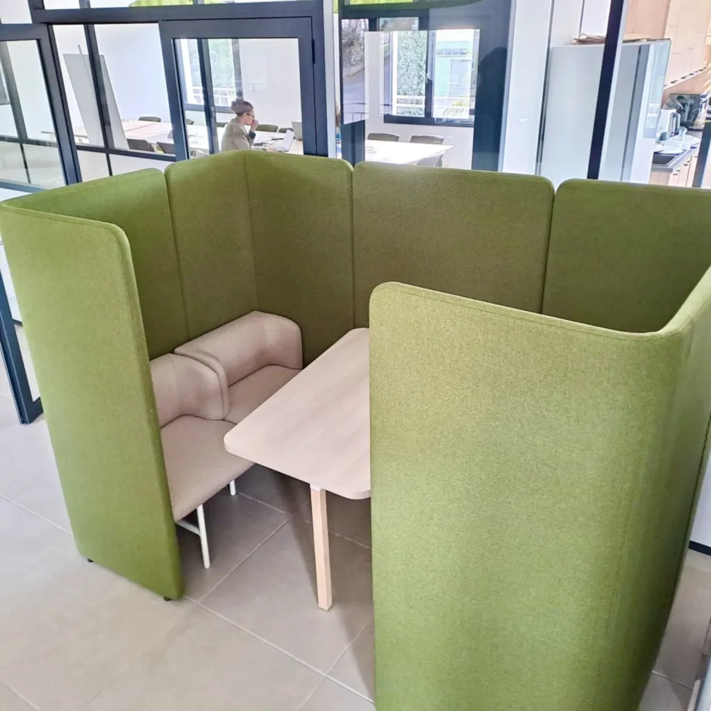Aménagement coloré et acoustique sur plus de 300 m² de bureaux avec cloisons ARTECK et mobilier Harmony à Draguignan (83)