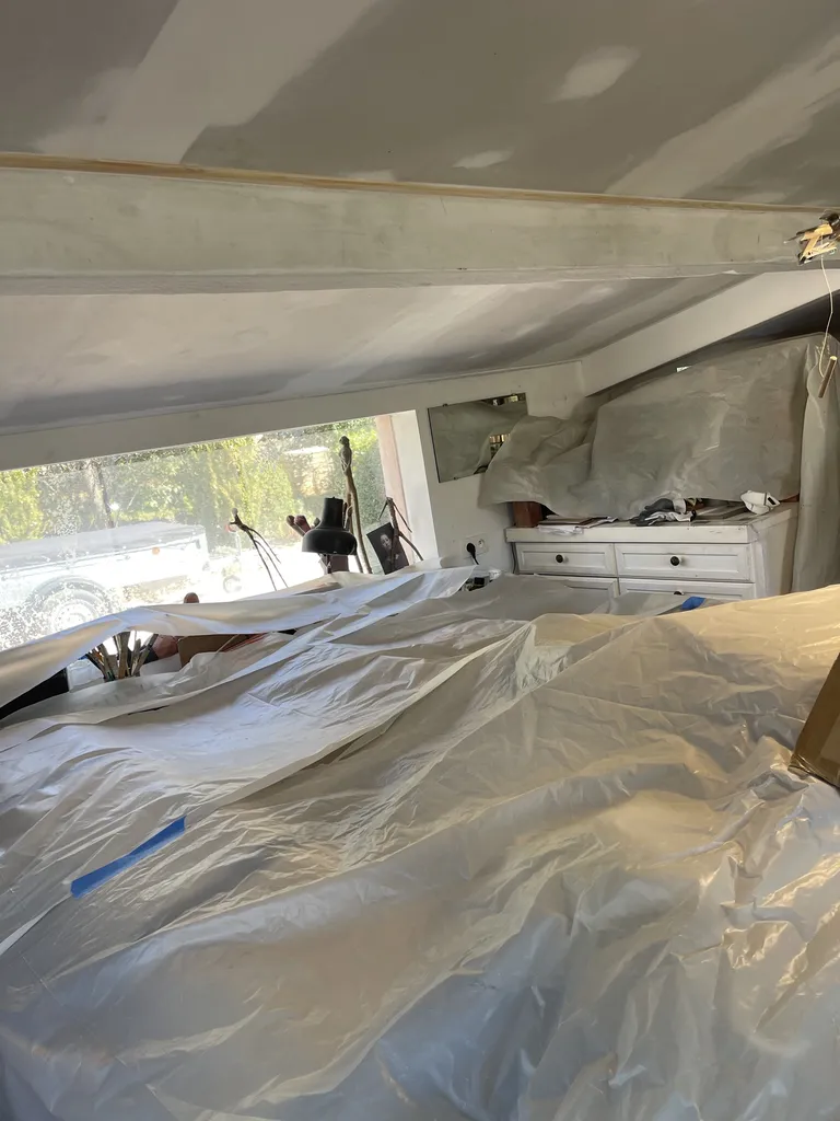 Isolation d’un plafond en sous rampant par laine de verre et habillage placo