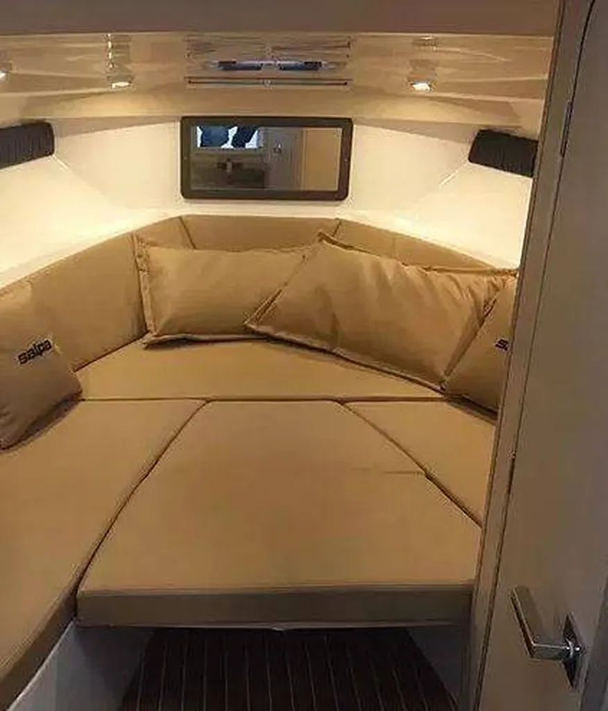 Vedette habitable Salpa Laver 23X pour 8 personnes La Martinique