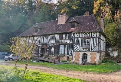 A acquérir, Manoir en colombages et ses dépendances, installés sur presque 19 hectares de terres, dans la région de Cormeilles 27260