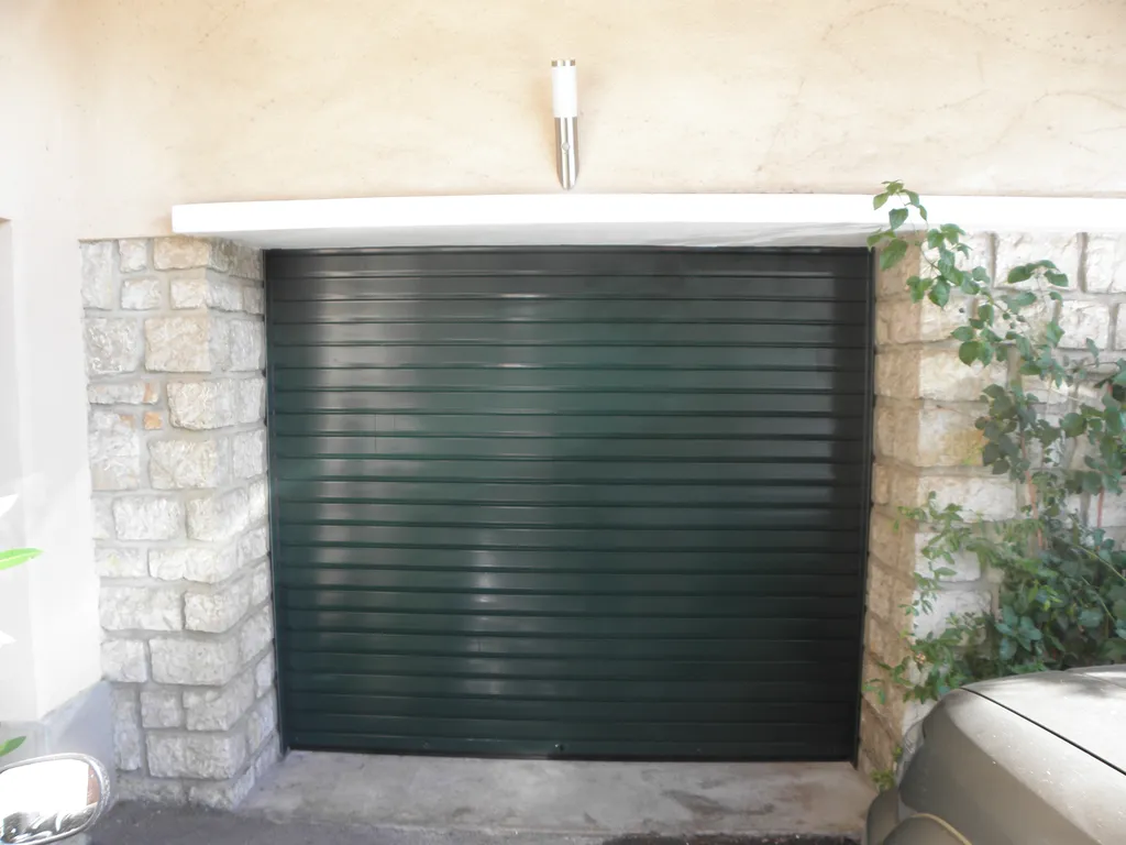 Installer une porte de garage à lames isolées chez un particulier à Pertuis proche de Manosque