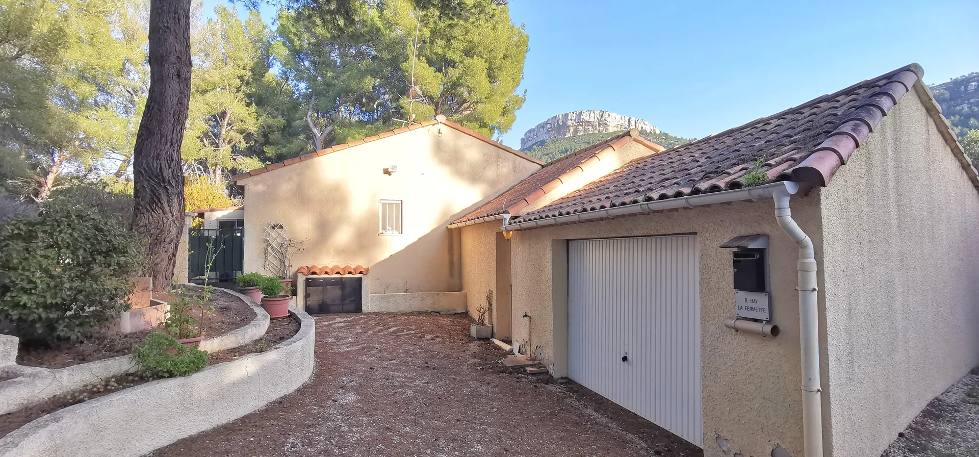 Vente maison de plain-pied Cassis en campagne au milieu des vignes avec un studio indépendant et un garage