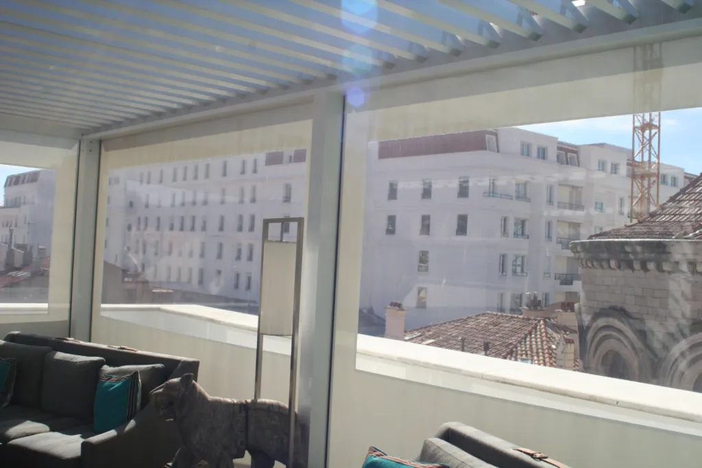 Pose de stores pour fermeture de terrasse d'immeuble à Salon de Provence
