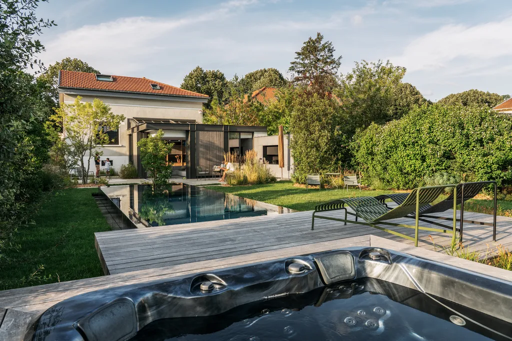 Aménagement paysager complet avec piscine, spa et plantations dans un jardin contemporain à Fleurieu-sur-Saône (69250)