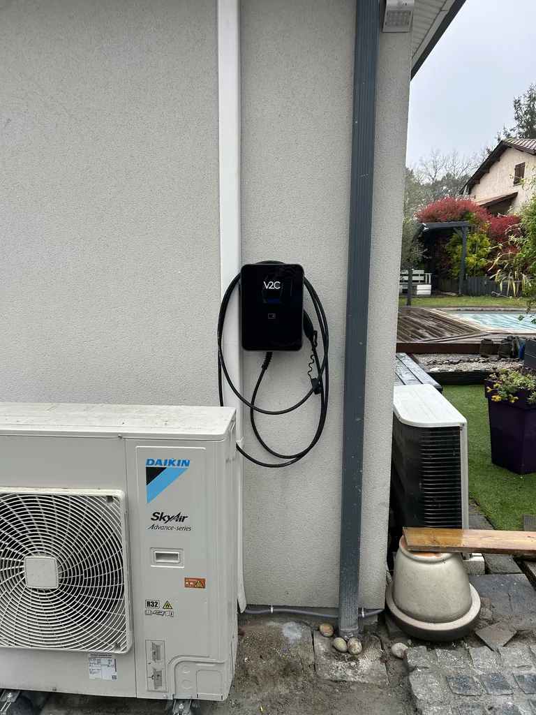 À Talence 33400 en Gironde, visite technique et installation borne de recharge 7 kW/22 kW pour Tesla, Mercedes, BMW et BYD effectuée sans sous-traitance par Aquitaine Énergie.