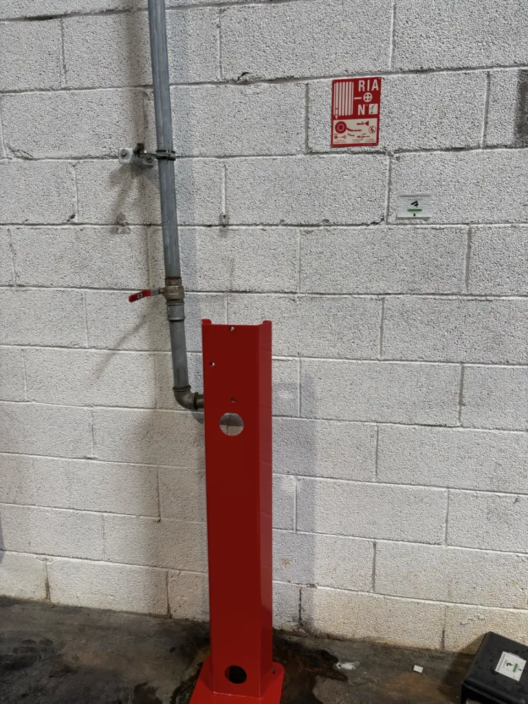 Remplacement complet d’un robinet incendie armé (RIA) défectueux sur un site industriel à Vitrolles dans les Bouches du Rhône, conforme aux normes incendie.