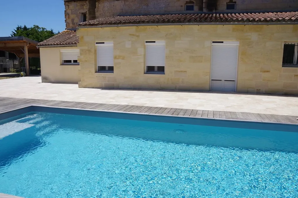 Nouveau chantier en Travertin rustique en Opus 4 formats près de Saint-André de Cubzac