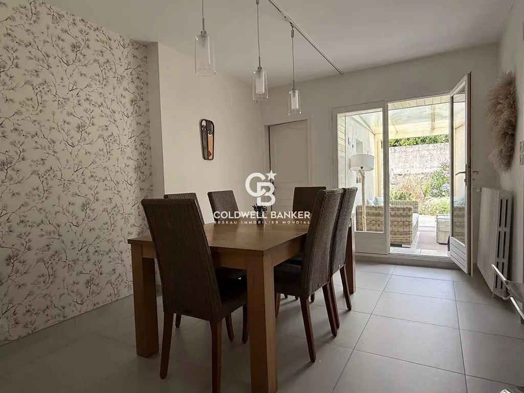 Salle à manger ouverte sur la véranda et le jardin